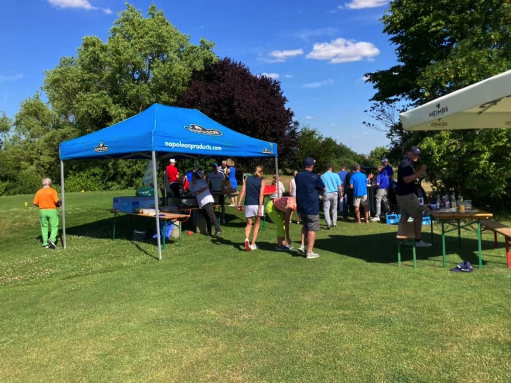 Trinkpause beim Brückenschlagturnier im Golfclub St. Lorenz